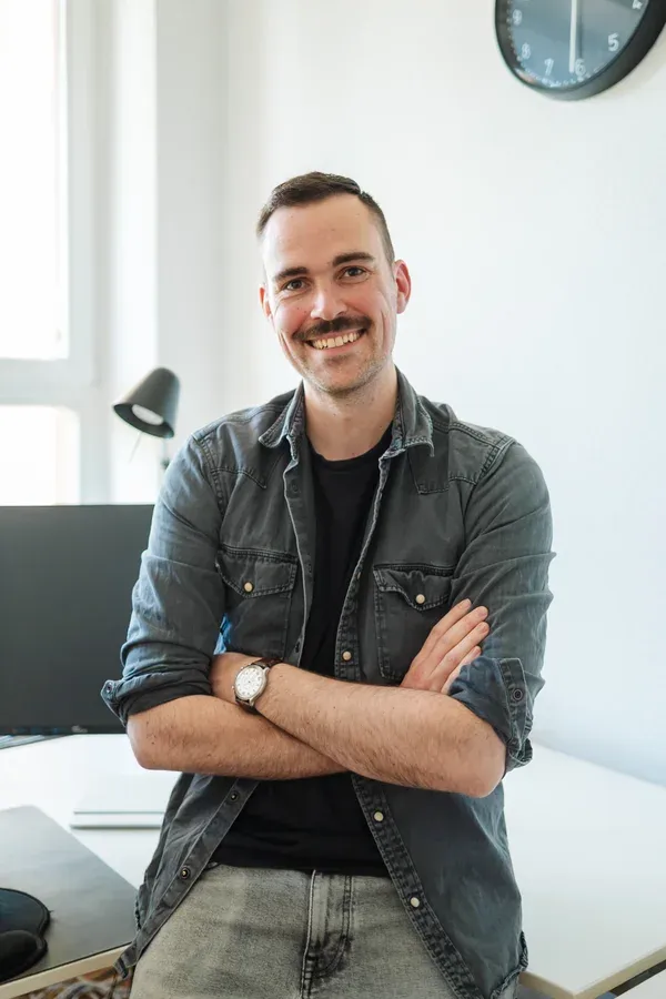 Johannes Grewer, Gründer von CityWhisper, in seinem Büro in Trier